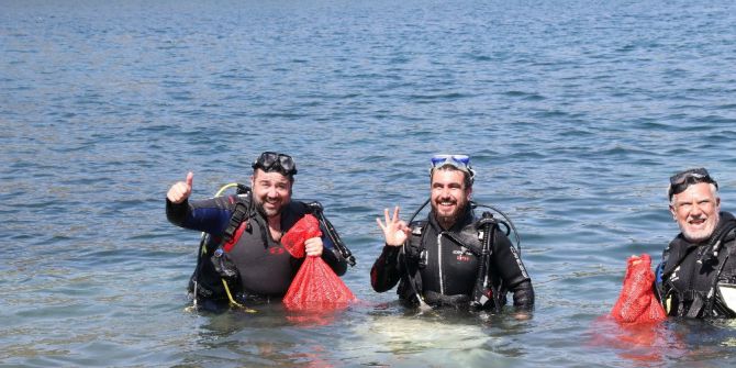 Ata Demirer Deniz Dibinde Çöp Topladı