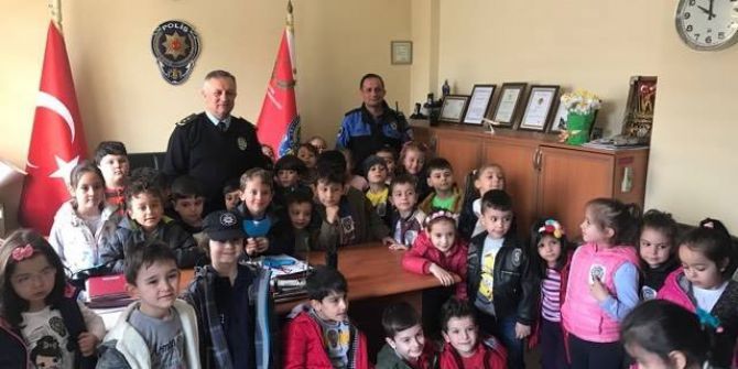 Bozüyük’te Miniklerden Polis Amcalarına Çiçek