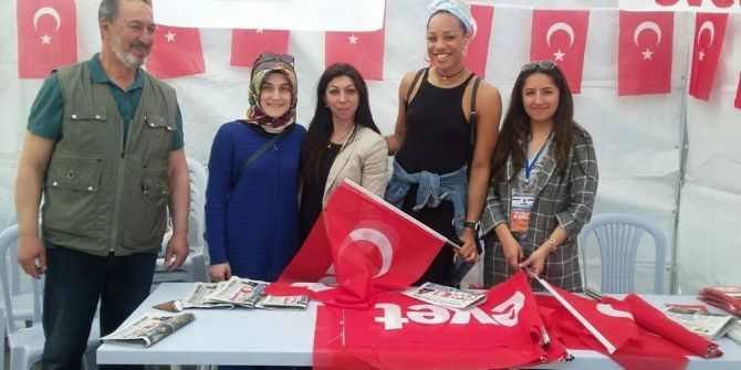 Amerikalı Turist ’Evet’ Standını Ziyaret Edip Türk Bayrağı Almak İstedi