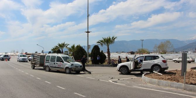 Kumluca’da Trafik Kazaları: 5 Yaralı