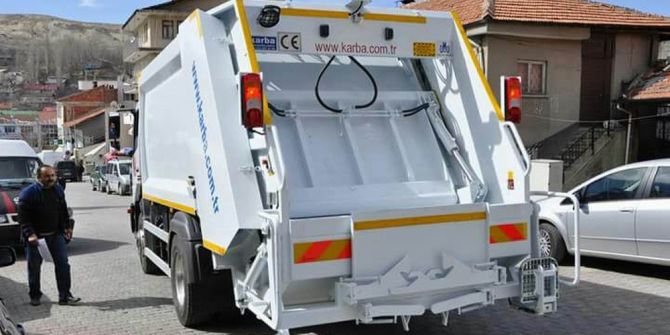 Bakan Yılmaz, Gürün’e Çöp Kamyonu Hediye Etti