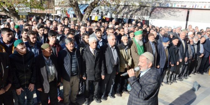 Gıyabi Cenaze Namazı Kılarak, İdlip Saldırısına Tepki Gösterdiler