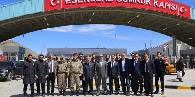 Vali Toprak, Esenedere Gümrük Kapısında