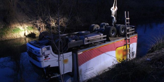 Kontrolden Çıkan Kamyon Dereye Uçtu