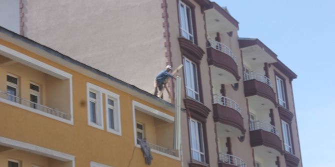 Çatı Ustası İşçi Çatıda Ölümle Dans Etti