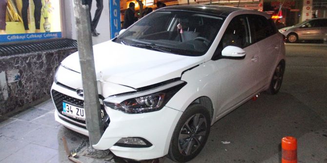 Kadın Sürücü Aydınlatma Direğine Çarptı