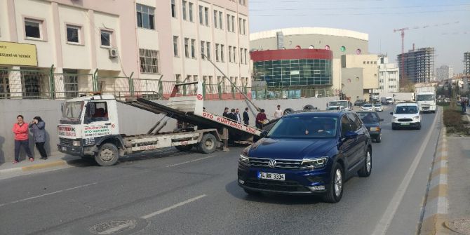 Otomobil Okul Duvarına Çarptı