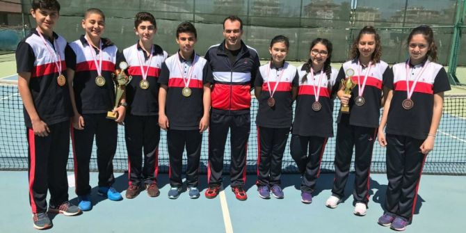 Özel Sanko Okulları Yıldız Erkekler Kort Tenisi Takımı İl Birincisi
