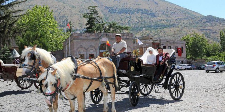 Talas’ta Gelin Ve Damatların Fayton İlgisi