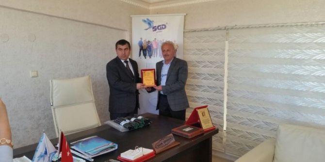 Beyşehir’de Eğitime Destek Verenlere Plaket