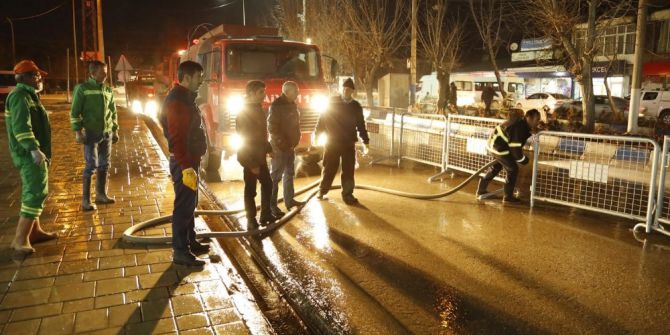 Yüksekova’da Yol Yıkama Çalışması