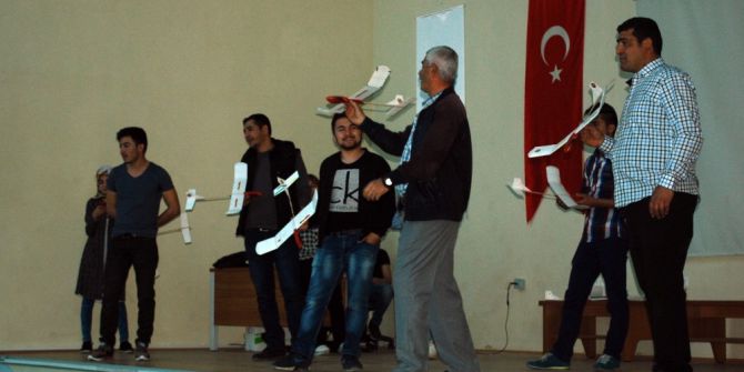 Yaptıkları Maket Uçaklarla Yarıştılar