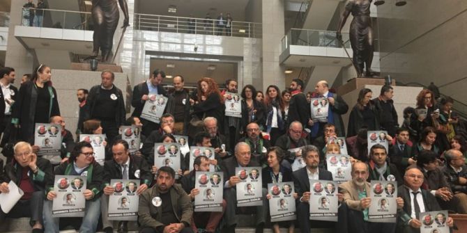 İstanbul Adalet Sarayı’nda Avukatların İzinsiz Eylemine Polis Müdahale Etti