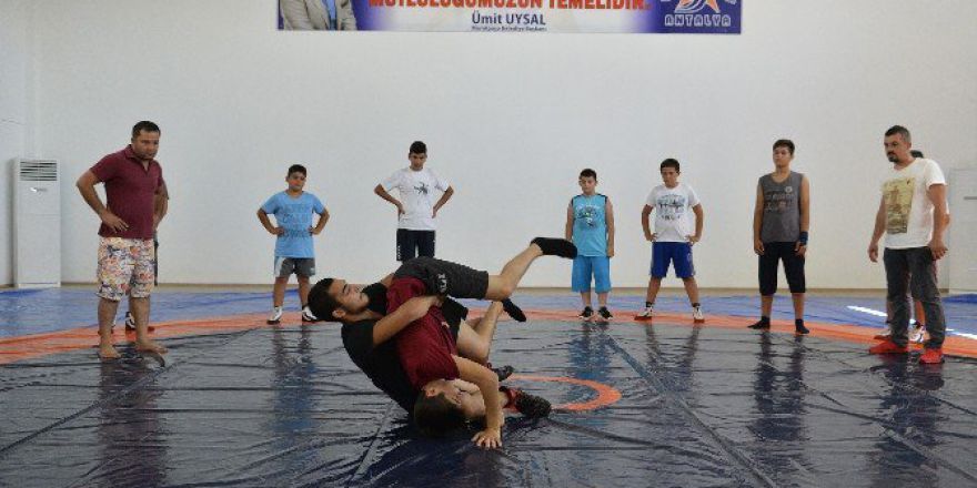 Muratpaşa’da Geleceğin Şampiyon Pehlivanları Yetişiyor