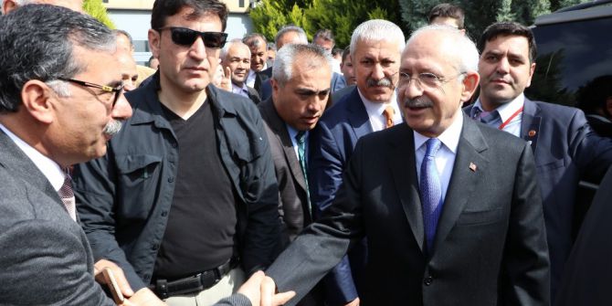 Kılıçdaroğlu, Beşiktaş’taki Saldırıda Ölen Ahmet Dokuyucu’nun Ailesini Ziyaret Etti