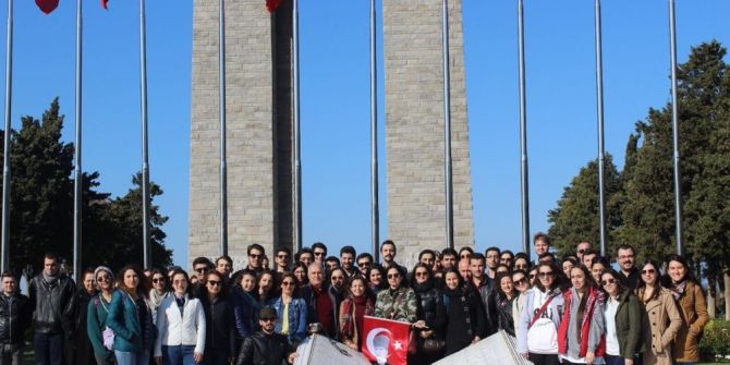 İzmir Barosunun Stajyer Avukatları Şehitlikleri Gezdi