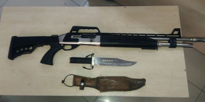 Şüpheli Otomobilden Silah Ve Bıçak Bulundu