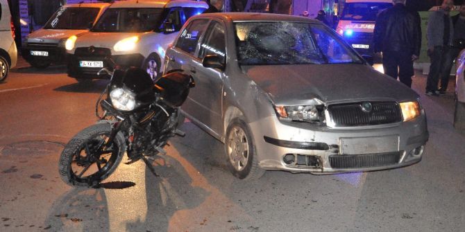 Motosikletle Otomobil Çarpıştı: 2 Yaralı