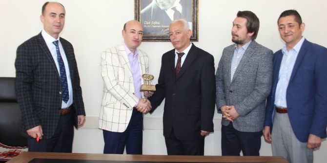 Plaket Şoföre, Altın Hanımına Verildi