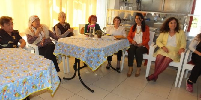 Huzurevinde Öğrenciler Söyledi, Yaşlılar Oynadı