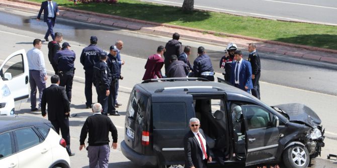 Kontrolden Çıkan Otomobil, Kılıçdaroğlu’nu Takip Eden Gazetecilerin Aracına Çarptı: 3 Yaralı