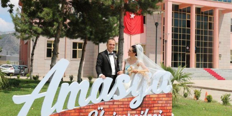 Üniversite Sıraları Gelin İle Damada Stüdyo Oldu