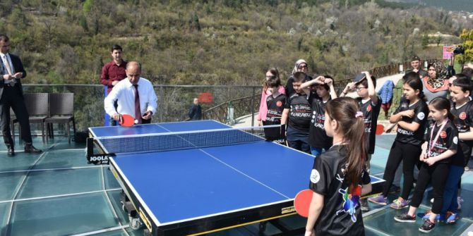 Vali Cam Teras Üzerinde Masa Tenisi Oynadı