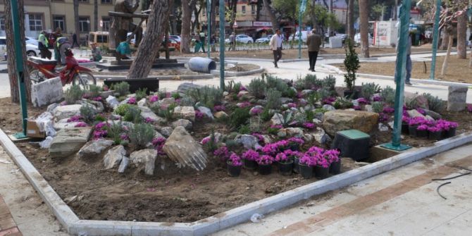Burhaniye’de Parklar Güzelleşiyor