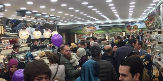 Kuruyemiş Magazası Açılışında İzdiham