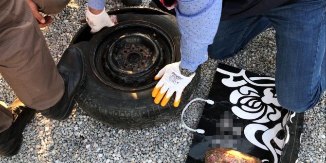 Esrarı Arabanın Yedek Lastiğinin İçine Sakladılar