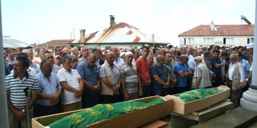 Trafik Kurbanı Aile Gözyaşları Arasında Toprağa Verildi