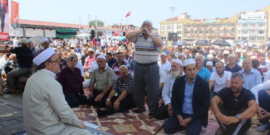 Cuma Namazı Demokrasi Meydanı’nda Kılındı