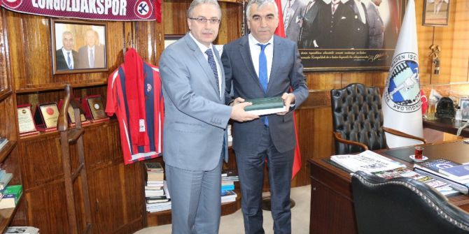 Müftü, Demirci’ye Kur’an-ı Kerim Hediye Etti