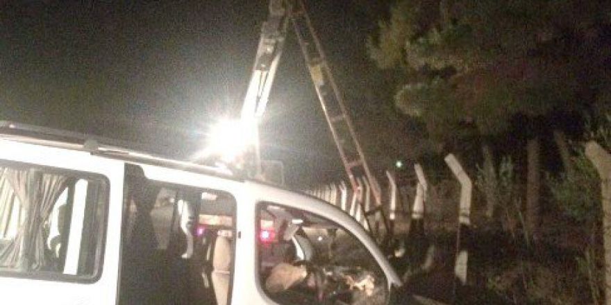 Hafif Ticari Aracın Çarptığı Elektrik Direği Eğildi