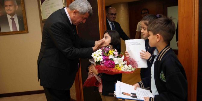 Başkan Karaosmanoğlu, Öğrencileri Makamında Ağırladı