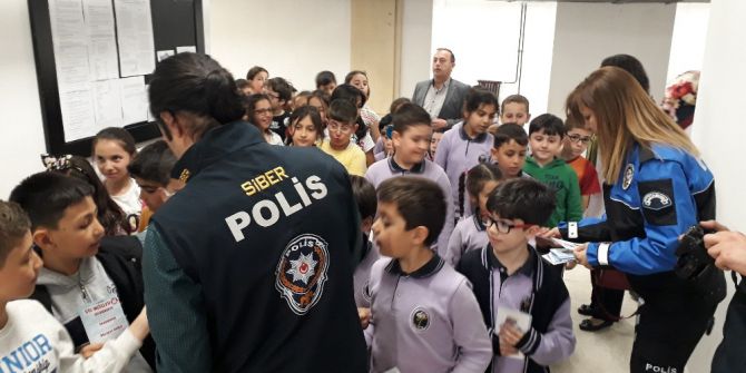 Polis, Öğrencileri Sosyal Medya Konusunda Uyardı