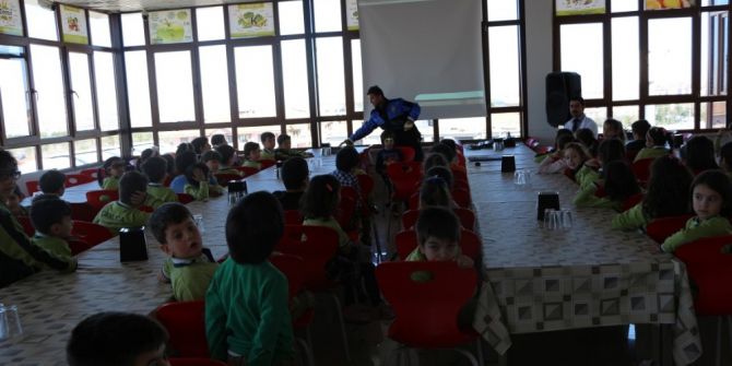 Öğrencilere Güvenli İnternet Eğitimi Verdi