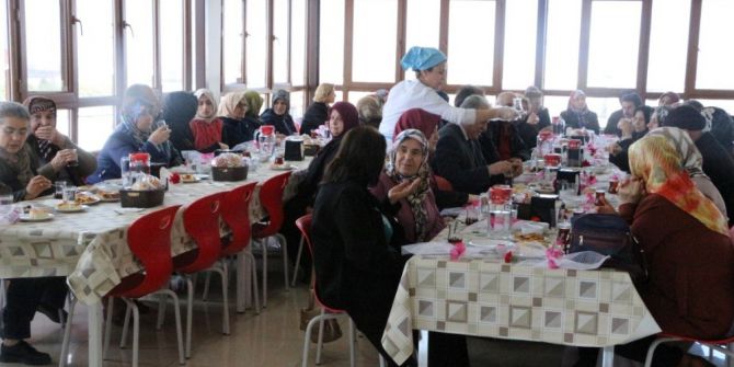 Öğrencilerden Yaşlılar Haftasında Anlamlı Kutlama