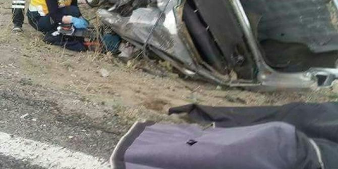 Otomobil İle Kamyon Çarpıştı: 2 Ölü
