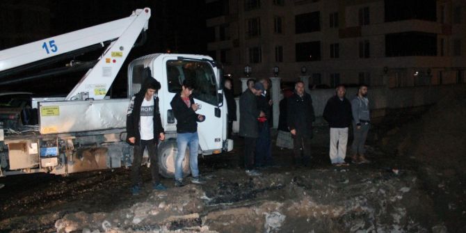 Kablo Tamiri Yapan 2 Görevli Göçük Altında Kaldı