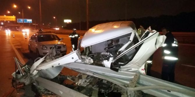 Bariyerlere Çarpan Araç Parçalandı: 1 Yaralı