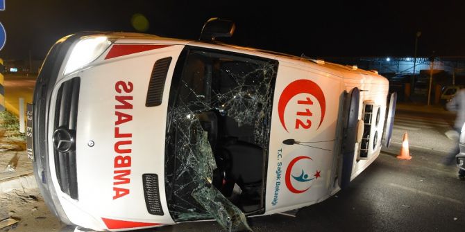 Ambulans İle Otomobil Çarpıştı: 4 Yaralı