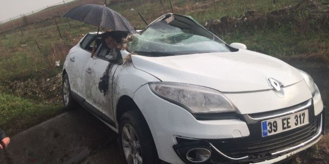 Kaza Sonrası Otomobilde Sıkışan Yaralıya Çevredeki Vatandaşlardan Şemsiyeli Yardım