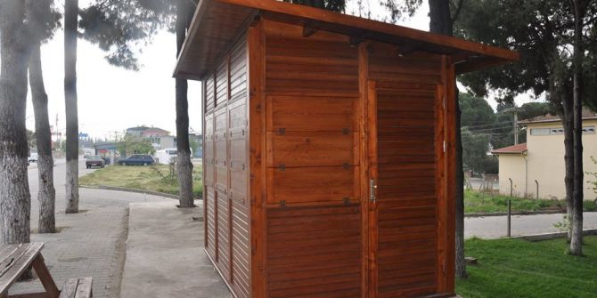 Buharkent’te Ahşap Satış Standları Yapılıyor