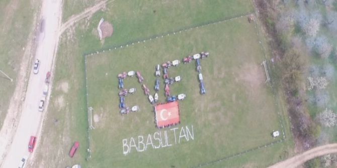 Traktörlerle "Evet" Yazıp Gökyüzünden Poz Verdiler