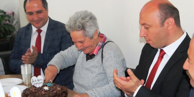 Ayvalık Meb’den Ayvalık’ın ‘Fatma Annesi’ne Doğum Günü Sürprizi
