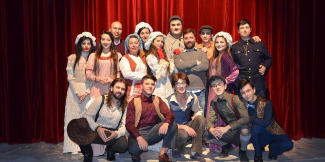 Bozüyük Belediyesi Tiyatro Topluluğu’nun Sahnelediği “Kulaktan Kulağa” Adlı Oyunu Bin 600 Kişi İzledi