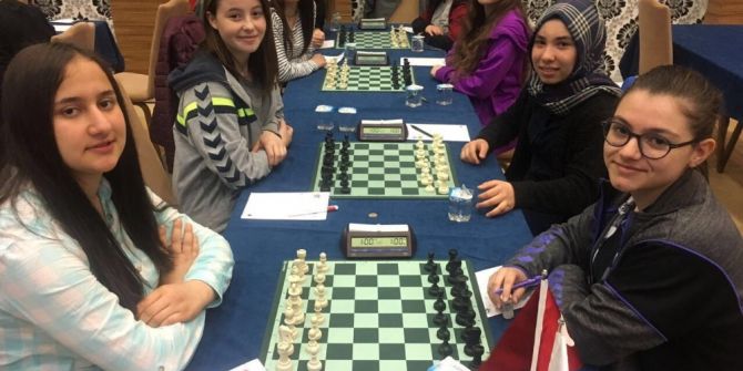 Lüleburgaz Lisesi Kız Satranç Takımı Türkiye Satranç Şampiyonası’na Hazırlanıyor