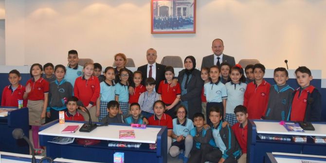 Öğrenciler Sosyal Bilgiler Dersini Belediyede İşledi