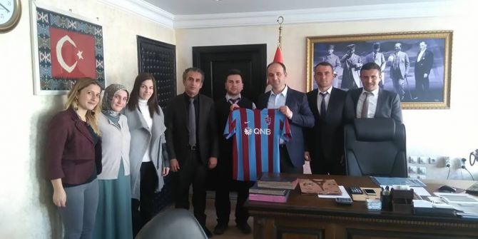 Trabzonlu Öğretmenler Kaymakam Şener’e Forma Hediye Etti